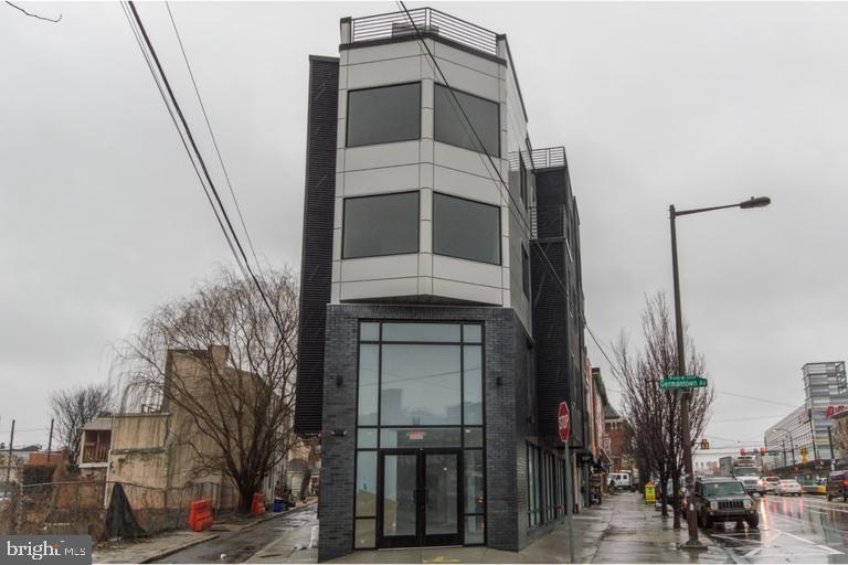 225-29 W Girard Ave in Philadelphia, PA - Building Photo