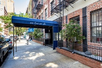 303-307 E 95th St in New York, NY - Building Photo - Building Photo