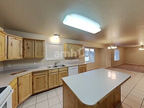 856 E 2150 S in Clearfield, UT - Foto de edificio - Building Photo