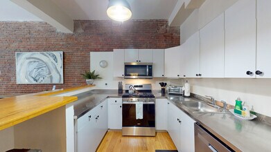89 Austin St, Unit 1 in Boston, MA - Foto de edificio - Building Photo