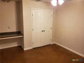 1037 W Court St in Seguin, TX - Foto de edificio - Building Photo