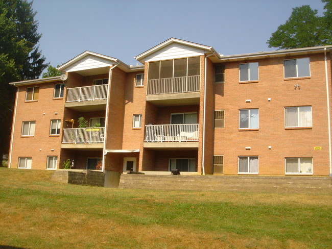 Maple Crest Apartments in Sayler Park, OH - Building Photo - Building Photo