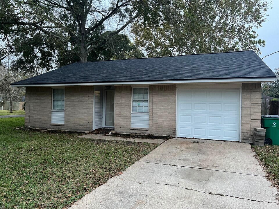 101 N Orange St in Sweeny, TX - Building Photo