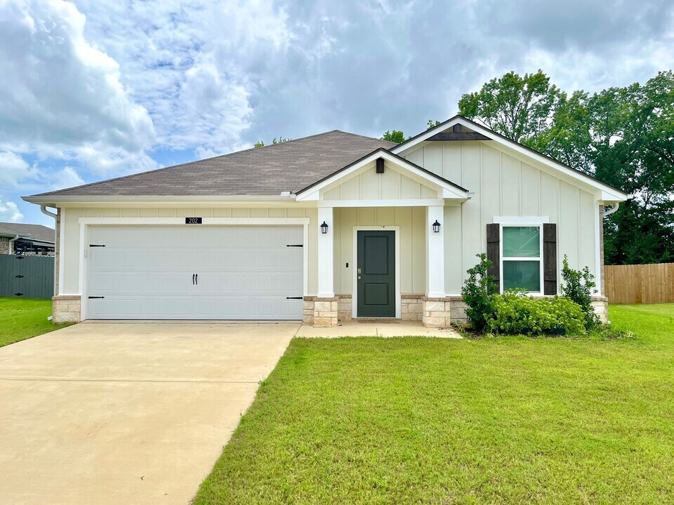 202 S Rainbow Dr in Whitehouse, TX - Building Photo