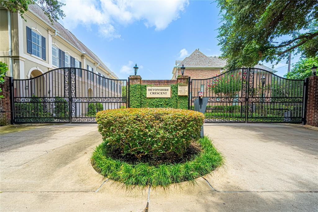 1814 Staffordshire Crescent in Houston, TX - Building Photo
