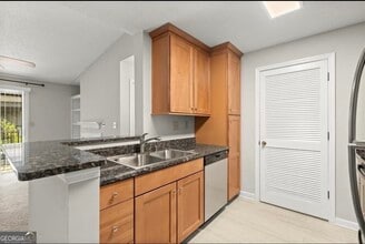 534 Granville Ct in Atlanta, GA - Building Photo - Building Photo