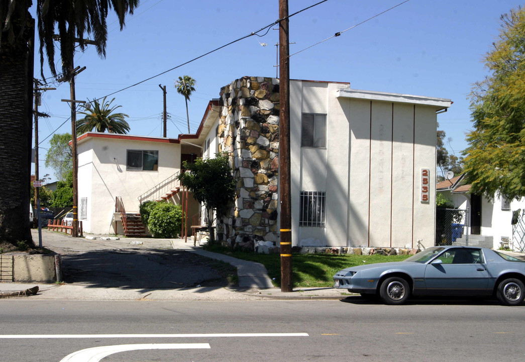 2535 S Redondo Blvd in Los Angeles, CA - Building Photo