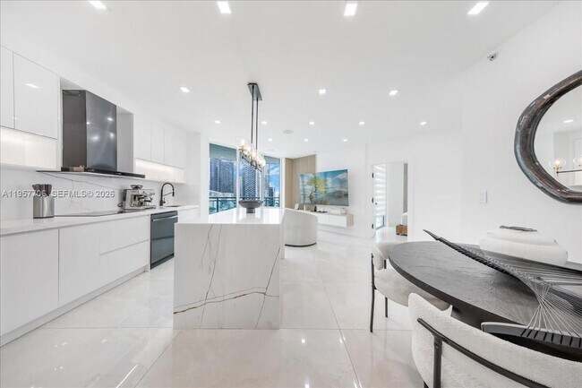 350 S Miami Ave in Miami, FL - Building Photo - Building Photo