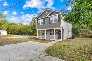Room in Townhome on Kings Mountain St in Clover, SC - Building Photo