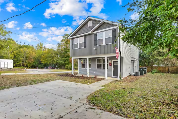 Room in Townhome on Kings Mountain St in Clover, SC - Building Photo