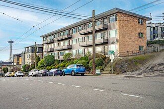 Dolores Manor Apartments in Seattle, WA - Building Photo - Building Photo