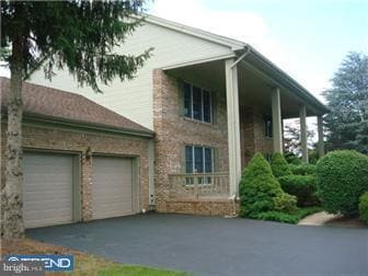 property at 8 Poplar Ct