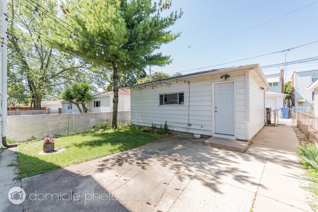4906 N Marmora Ave, Unit 2 in Chicago, IL - Foto de edificio - Building Photo