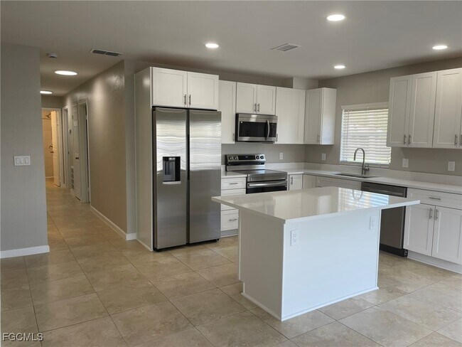 608 SE 46th Ln in Cape Coral, FL - Building Photo - Building Photo