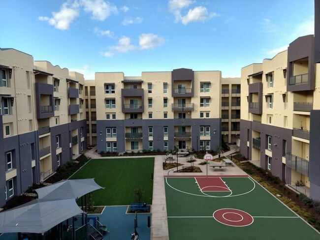 200 E 10th St in Gilroy, CA - Building Photo - Building Photo