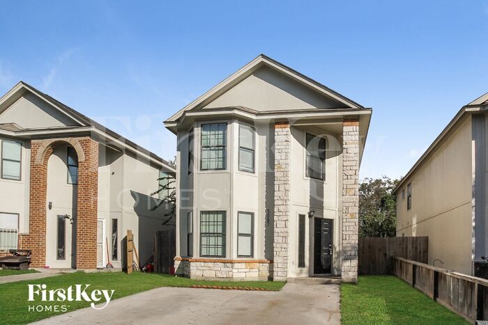 3007 La Estancia Ln in Houston, TX - Building Photo