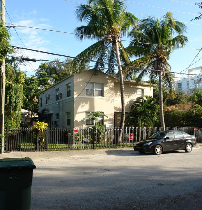 689 NE 61st St in Miami, FL - Foto de edificio