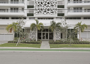 9241-9261 E Bay Harbor Dr in Miami Beach, FL - Building Photo - Building Photo