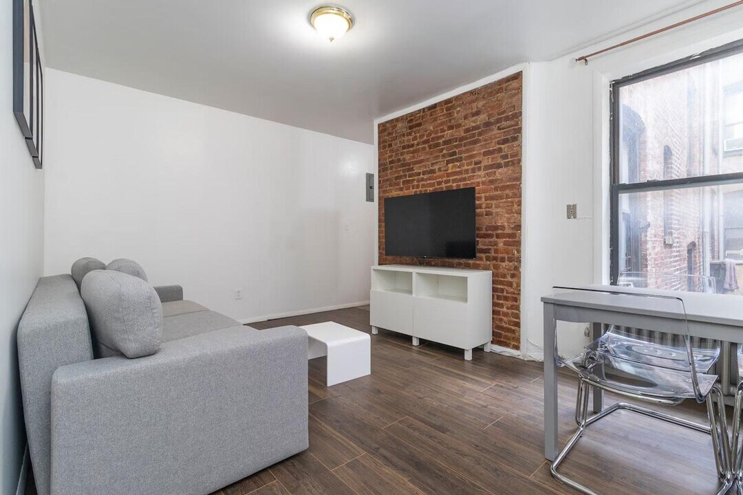 1827 2nd Ave in New York, NY - Building Photo