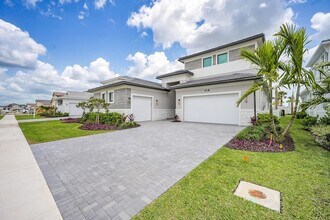 9520 St Germain Dr in Palm Beach Gardens, FL - Foto de edificio - Building Photo