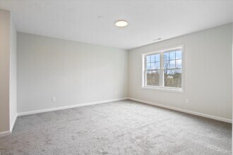32 Regency Cir in Kittery, ME - Building Photo - Building Photo