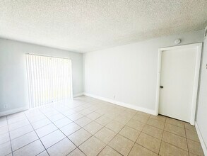 4501 Treehouse Ln in Tamarac, FL - Building Photo - Building Photo