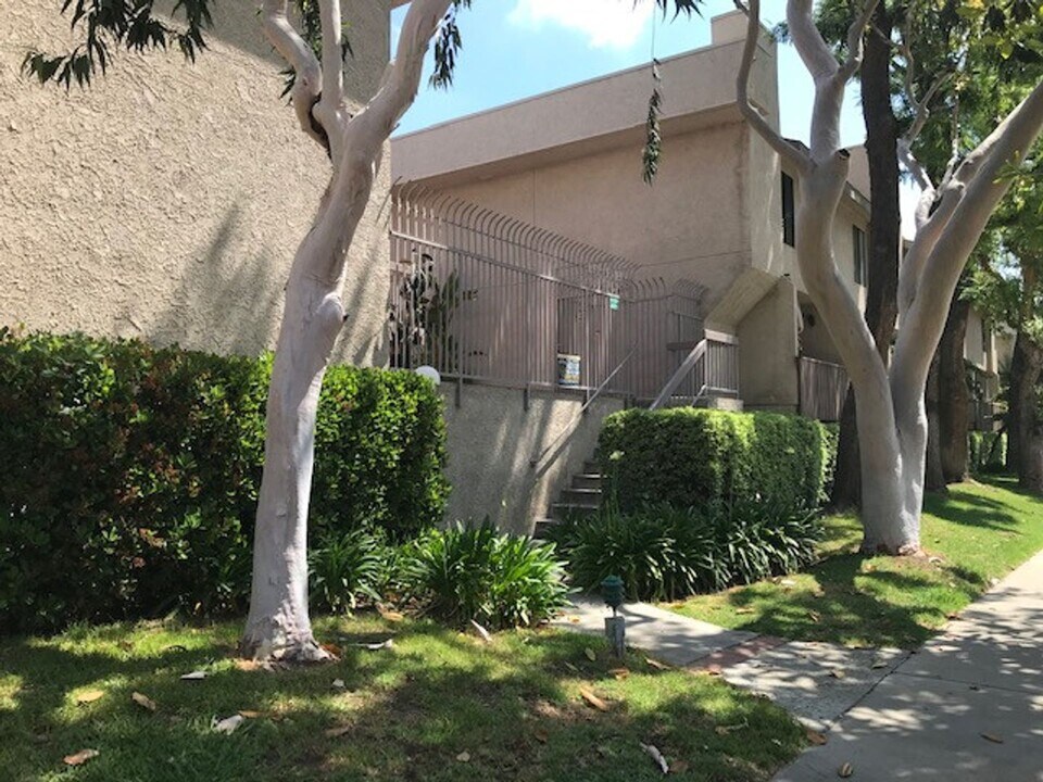 15215 Magnolia Blvd in Los Angeles, CA - Building Photo