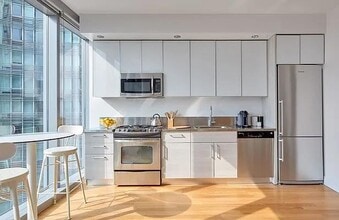 550 W 54th St in New York, NY - Building Photo - Building Photo