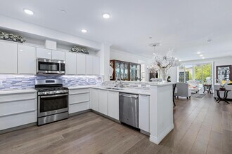 5253 Vantage Ave, Unit #202 in Valley Village, CA - Building Photo - Building Photo