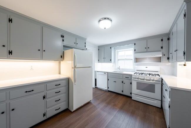 42 Forest St-Unit -2 in Lexington, MA - Foto de edificio - Building Photo