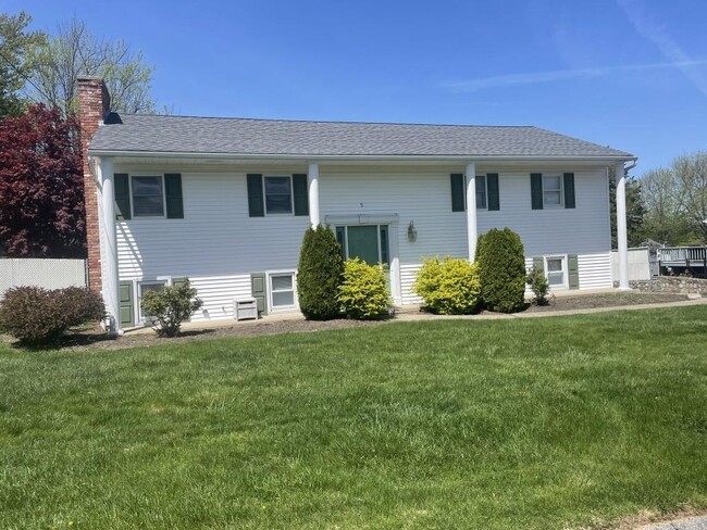 5 Pine Crest Dr in Johnston, RI - Building Photo - Building Photo