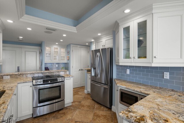 property at 2400 Gulf Shore Blvd N