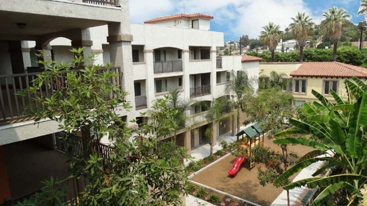 Manitou Vistas in Los Angeles, CA - Foto de edificio