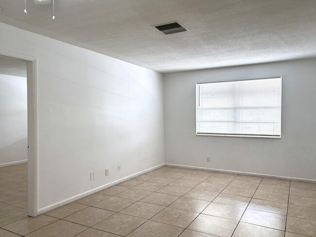 491 NW 42nd Ave in Plantation, FL - Building Photo - Building Photo