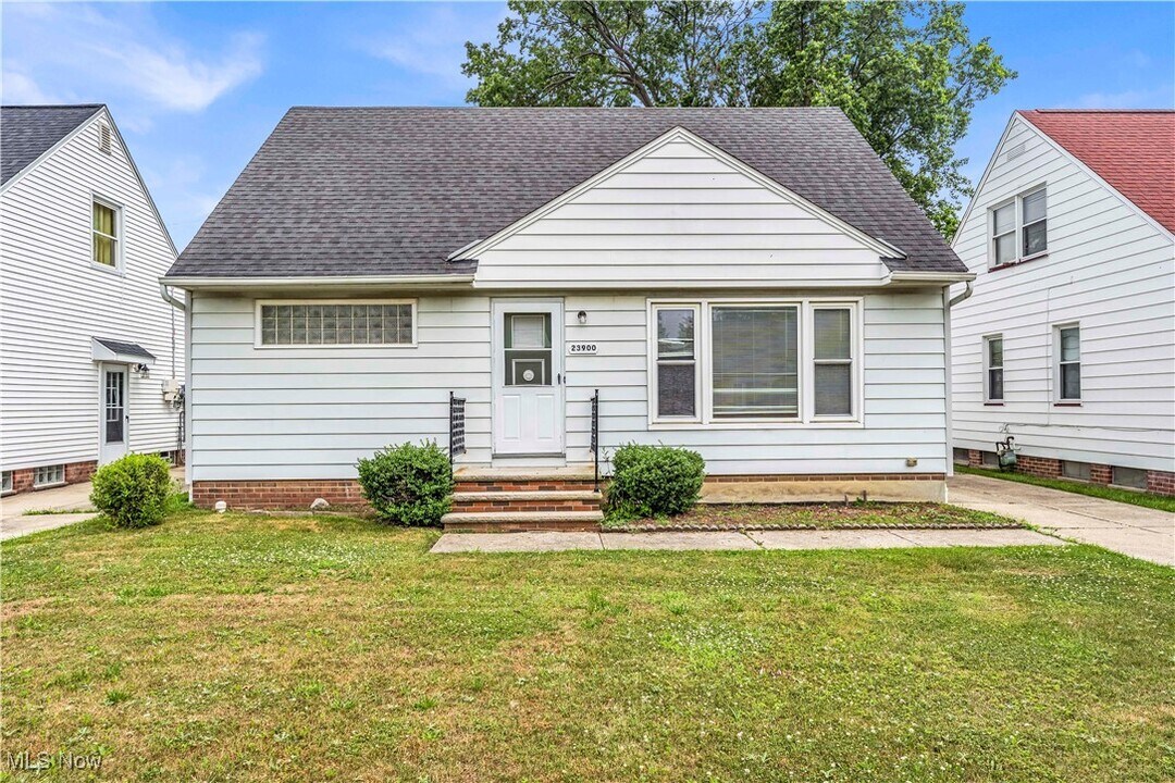 23900 Puritan Ave in Euclid, OH - Building Photo