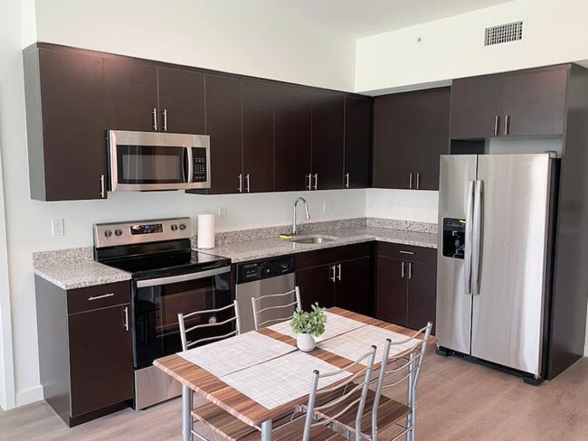 1268 NW 3rd St in Miami, FL - Foto de edificio - Building Photo