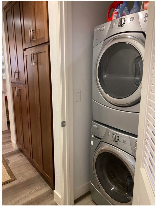 21301 Erwin St, Unit 238 in Woodland Hills, CA - Building Photo - Building Photo