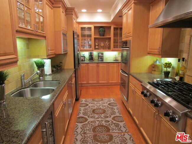 1550 Greenfield Ave in Los Angeles, CA - Building Photo - Building Photo