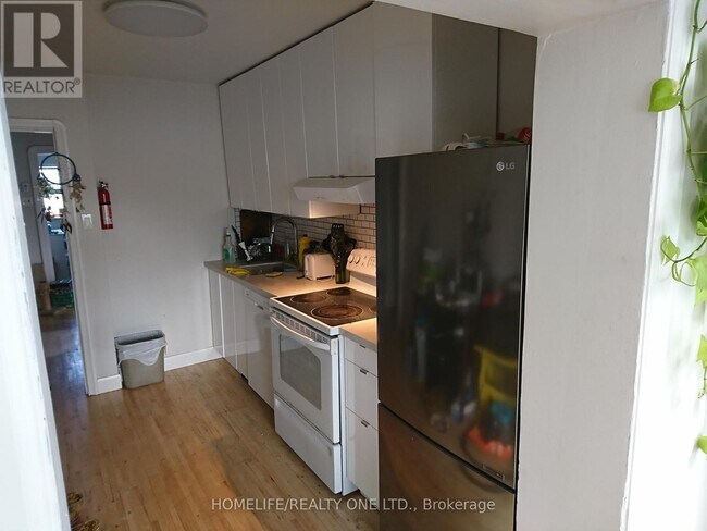 2301 Eglinton Ave W in Toronto, ON - Building Photo - Building Photo