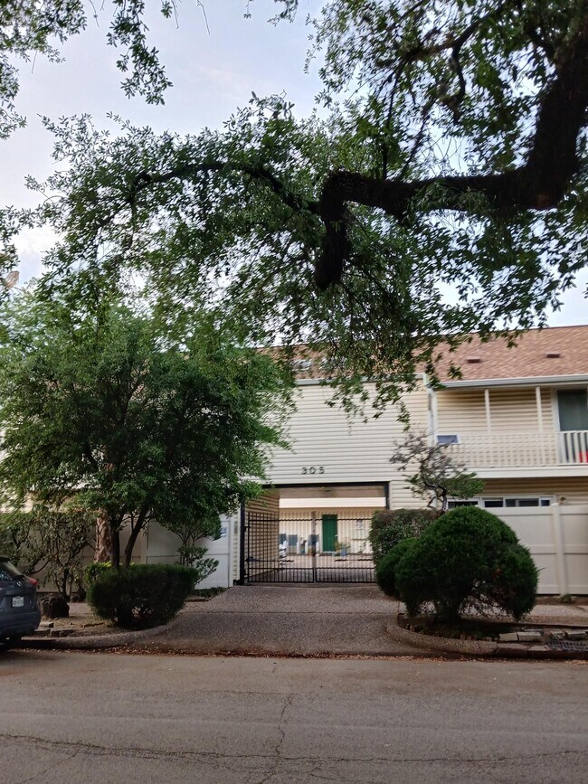 305 Avondale St Rentals in Houston, TX