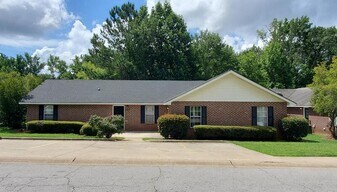 1104 Micha Way in Madison, GA - Building Photo
