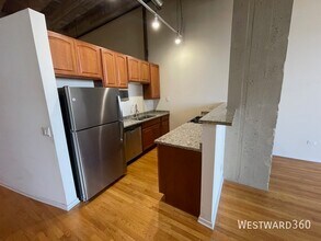 1645 W Ogden Ave in Chicago, IL - Building Photo - Building Photo