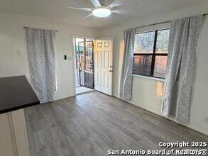 324 S San Eduardo Ave in San Antonio, TX - Building Photo - Building Photo