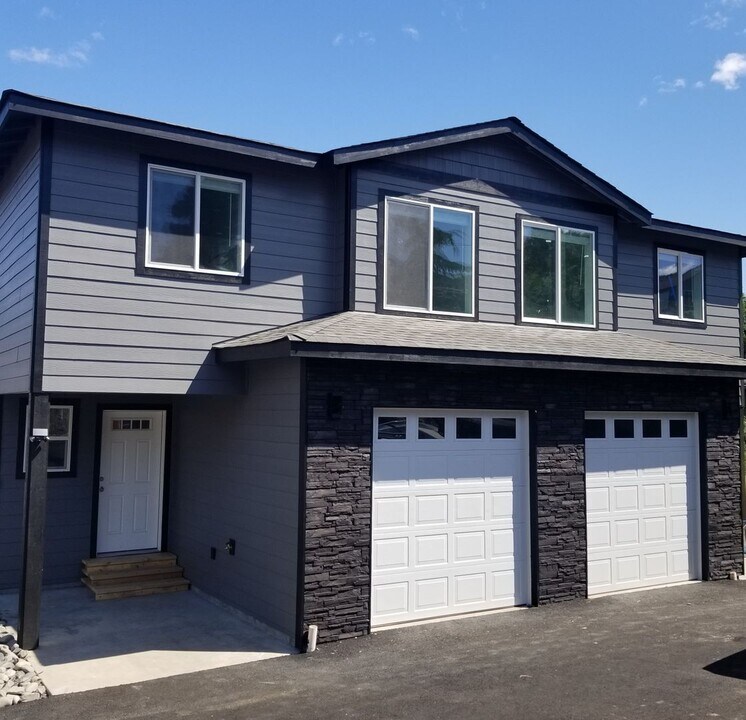 2615 E 14th St-Unit -A in The Dalles, OR - Foto de edificio