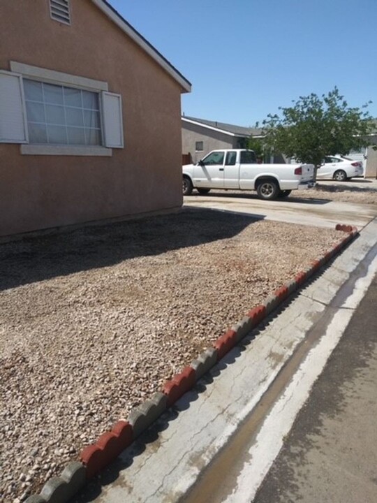 25075 Camino del Norte in Barstow, CA - Building Photo