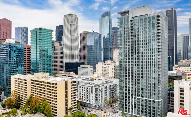 645 W 9th St in Los Angeles, CA - Foto de edificio - Building Photo