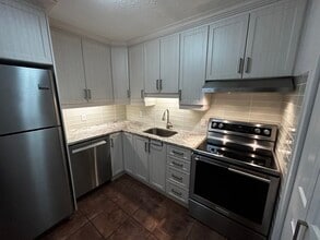 10334 Paul-Comtois Rue in Montréal, QC - Building Photo - Building Photo