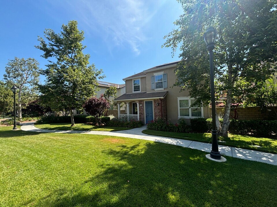 28204 N Via Sonata Dr in Santa Clarita, CA - Foto de edificio