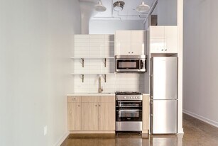154 W Erie St, Unit 221 in Chicago, IL - Building Photo