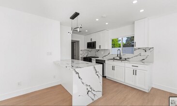 7827 Hesperia Ave in Los Angeles, CA - Building Photo - Building Photo